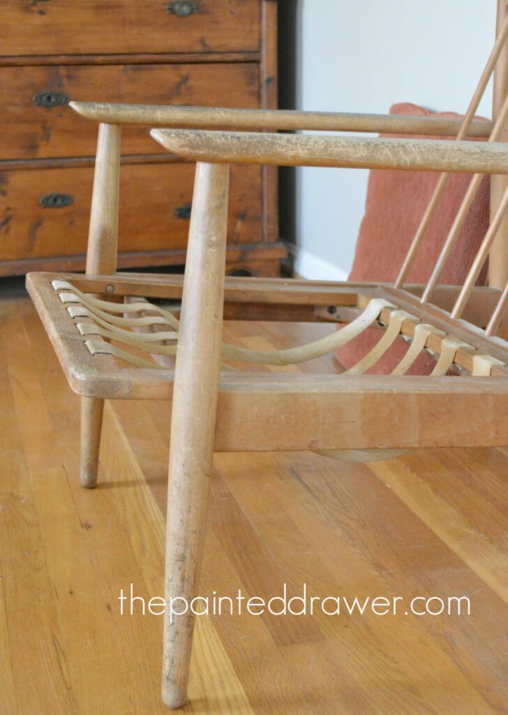 A MCM / Mid-Century Modern Chair goes from trash to treasure in this video makeover on www.thepainteddrawer!